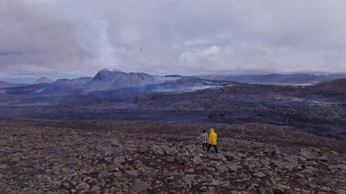 火山口上的岩浆瞥见火山的旅行者