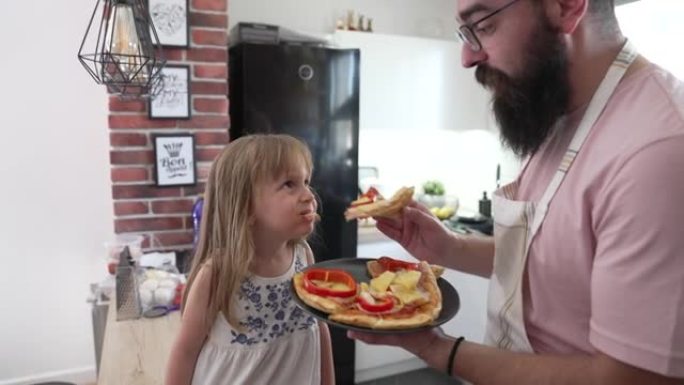 爸爸和女儿最喜欢披萨