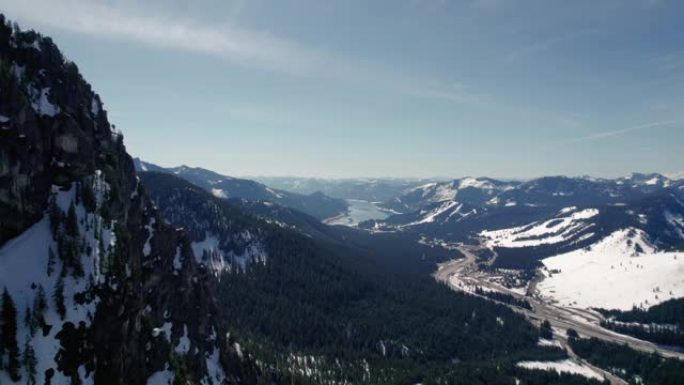带有湖泊和滑雪胜地的华盛顿山口的空中峰景