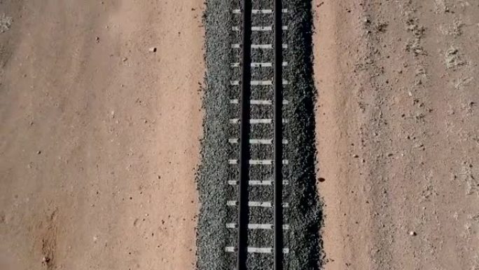 沙漠景观中铁轨的高视图