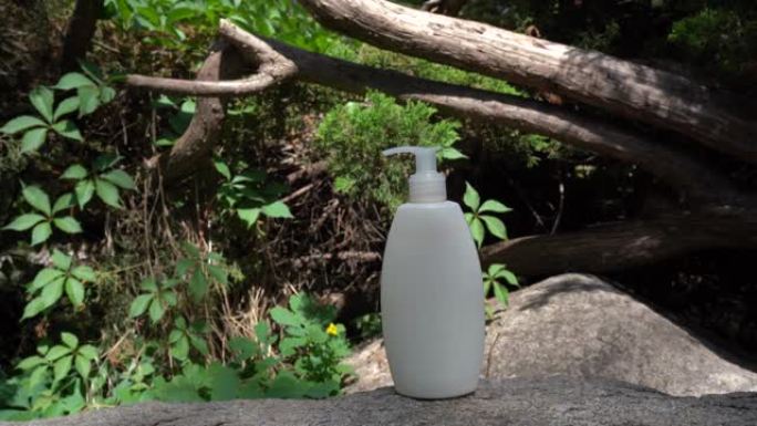 白色空白化妆品瓶，带奶油，保湿乳液或洗发水，石头背景上有绿叶。天然有机水疗美容概念。模型