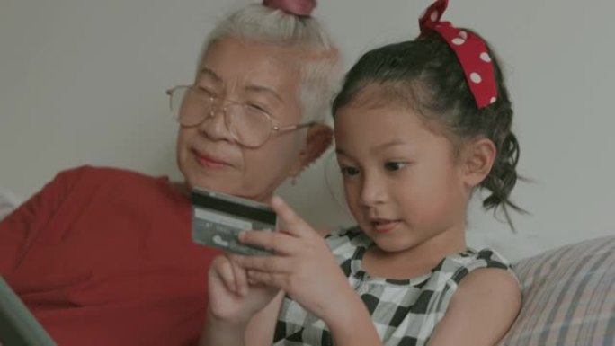 两代家庭用信用卡购买-股票视频