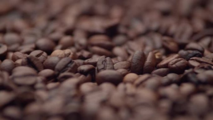 一堆咖啡豆躺着，特写。一堆烤香咖啡种子。能量和活力的概念
