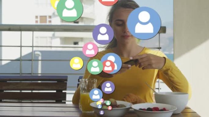 高加索妇女用智能手机拍摄早餐照片的社交媒体图标动画