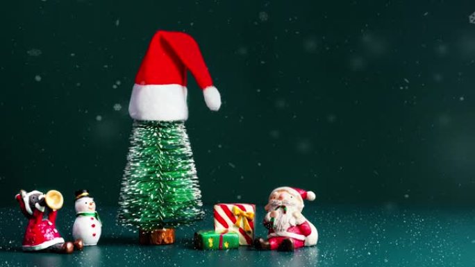圣诞快乐，新年快乐，雪花飘落，圣诞树和圣诞老人条款，雪人和深绿色背景上的礼品盒。复制添加文本的空间