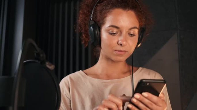 在耳机中追踪迷人歌手的镜头，在智能手机中寻找新歌的文字。年轻的音乐家在现代录音棚里创作新专辑