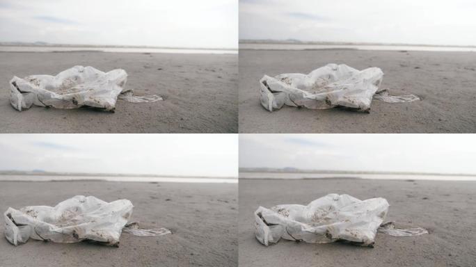 海滩上的塑料手提袋污染