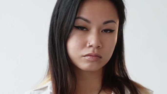 自信的亚洲女性强调眼妆时尚