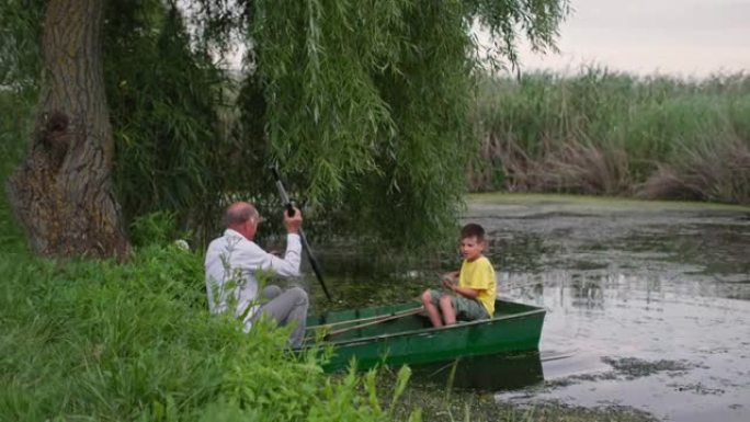 一家人要去钓鱼，祖父和孙子在船桨的帮助下上船沿着河航行