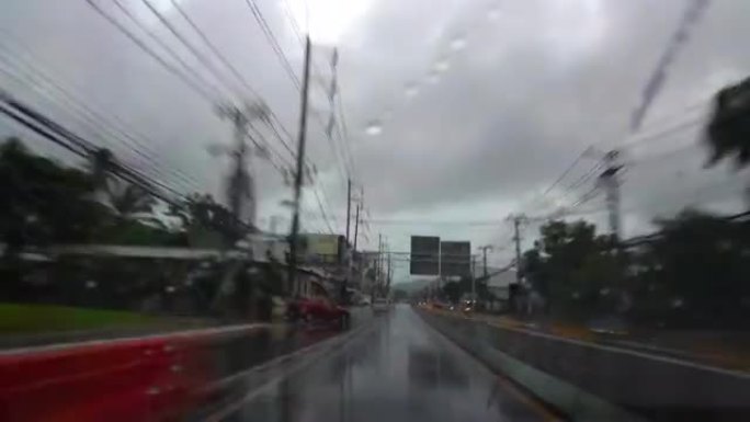 在路上的延时和时间扭曲驾驶。POV汽车前视的雨滴。视频长镜头。