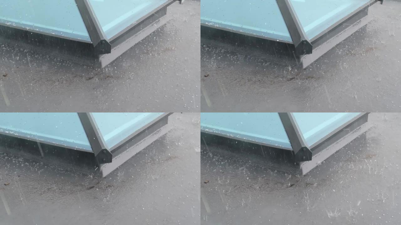 冰冷的小冰雹风暴石块撞到灰色的平屋顶灯笼并在周围弹跳
