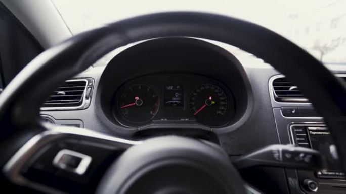 查看车内与仪表盘后面的方向盘。行动。接近发动机速度刻度，运输概念。