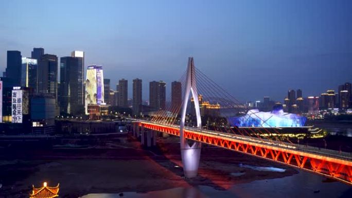 晚上的重庆大桥和大剧院。