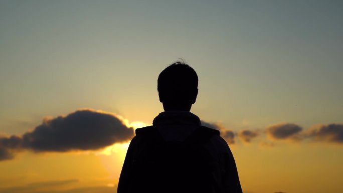 攀登顶峰 登山 夕阳逆光呐喊庆祝剪影