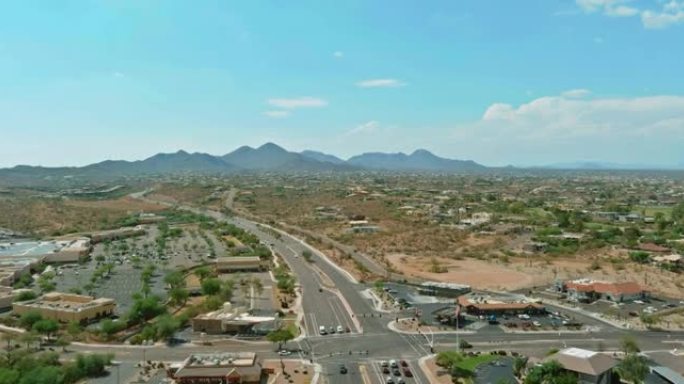 美国亚利桑那州美丽的喷泉山镇城市景观山沙漠附近住宅区的鸟瞰图