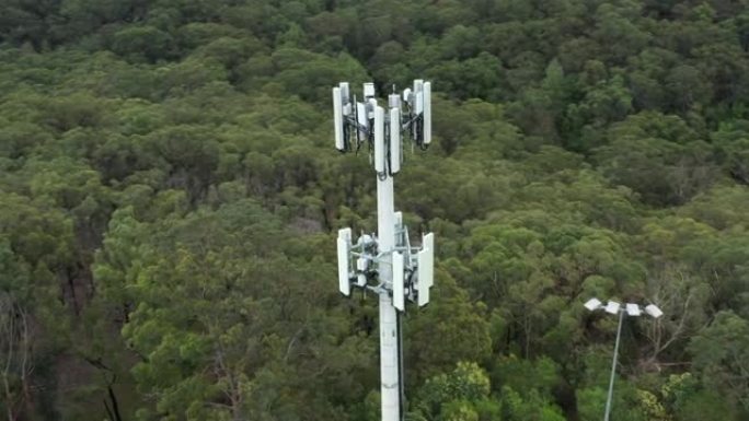 无人机航拍画面围绕电信塔向多个方向飞行