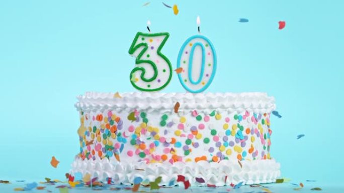 30号燃烧五颜六色蜡烛的生日蛋糕