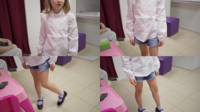 小女孩在试衣区的一家服装店里测量新鞋。购买