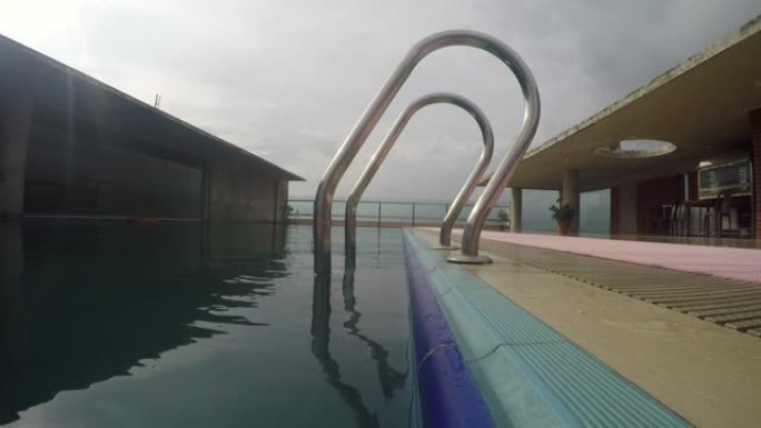 酒店屋顶上的游泳池扶手