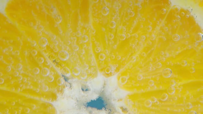 橙色水果在水中特写宏观。清爽的葡萄柚饮料，鸡尾酒。