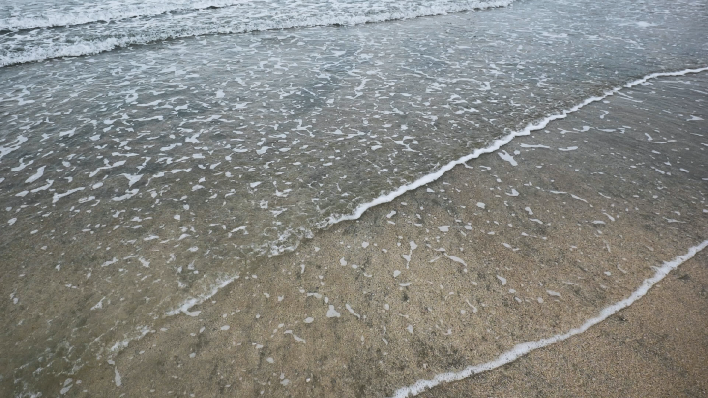 海浪拂过沙滩海浪礁石升格