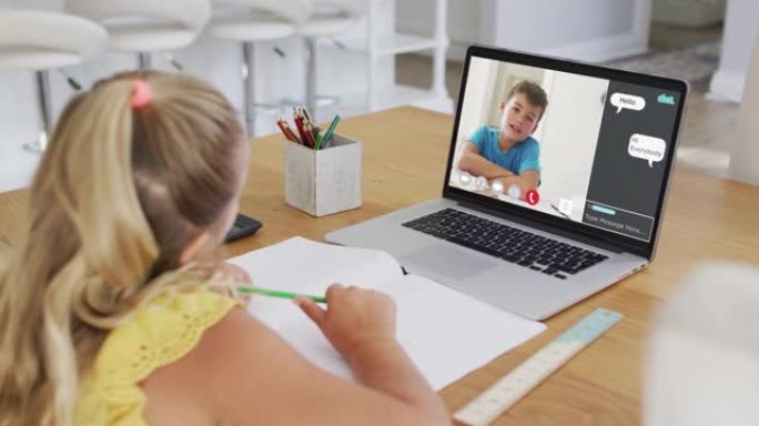 女学生在家中使用笔记本电脑进行在线课程，男孩在屏幕上聊天和网络聊天