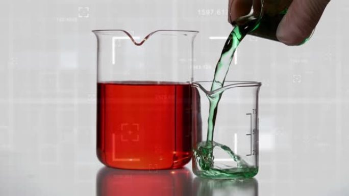 科学家将液体倒入烧杯中的数据处理动画