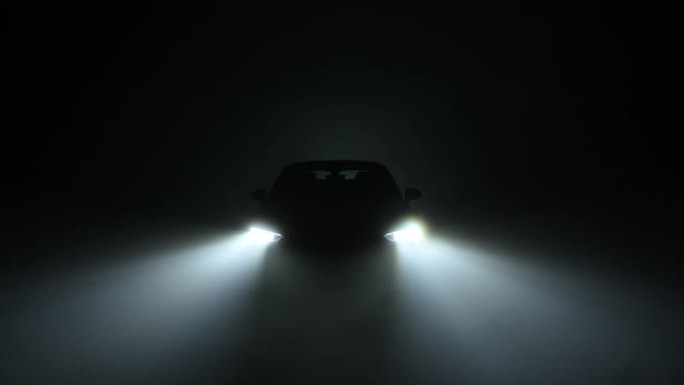 浓雾中的现代发光二极管汽车前照灯
