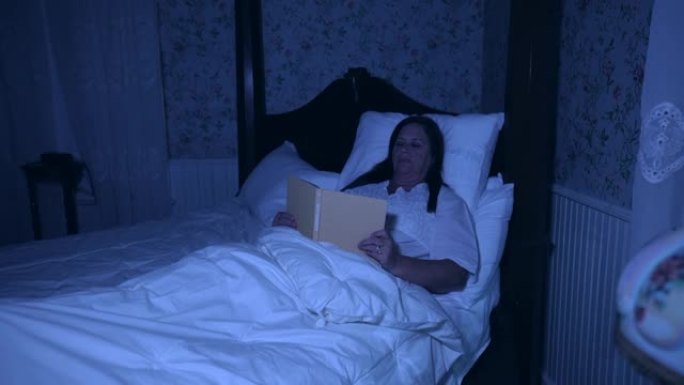 在床上看书时睡着了