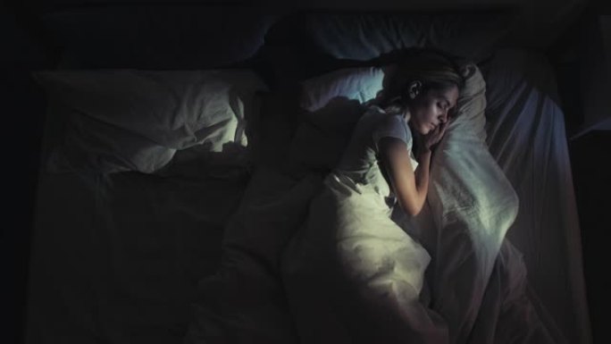 晚上休息甜蜜的梦女人睡在舒适的床上