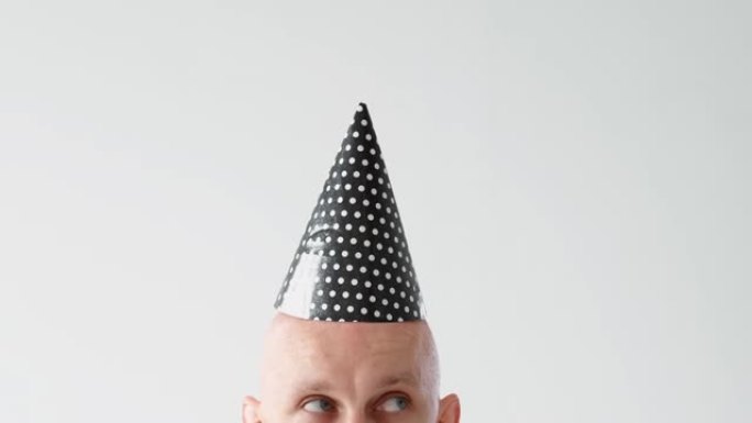 生日惊喜有趣的好奇男人戴着派对帽子