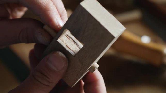 木匠用互锁制成木结构。木工车间的木雕。木工艺术。手工木工工具的声音