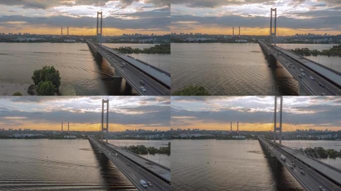 基辅第聂伯河上的南桥。