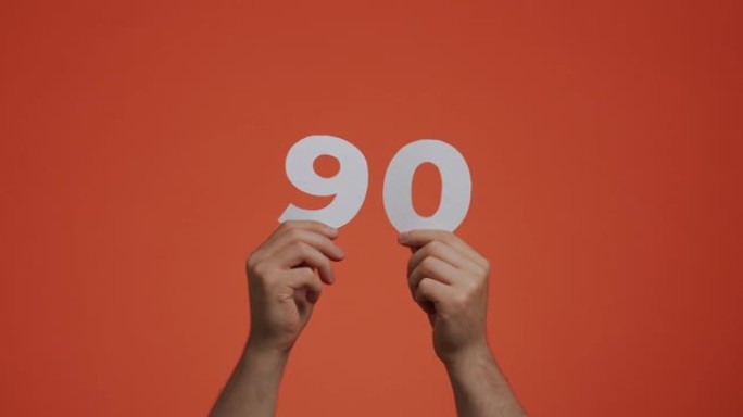 90号在手。显示数字的人，90由雕刻纸制成，用于投票，数学学习或销售