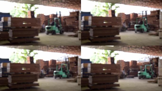 木材生产厂的内部。拼花板工厂。从装载胶合板的卡车在室内观看。股票视频