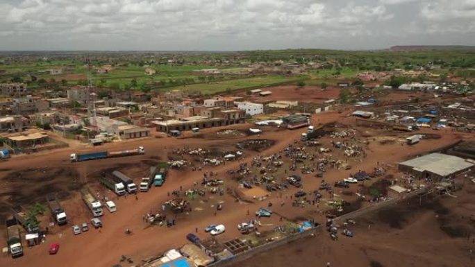 非洲马里村和牛市鸟瞰图
