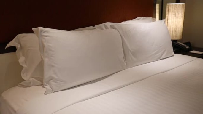 卧室内部床上装饰舒适白色枕毯的照片
