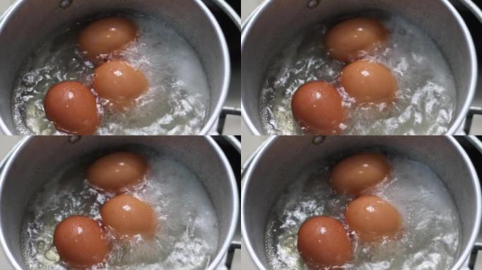 用热开水煮鸡蛋在平底锅中煮熟。