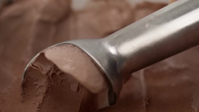 舀冰淇淋巧克力风味肉。