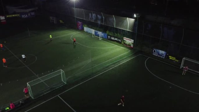 夜间小型足球场和球员的天线