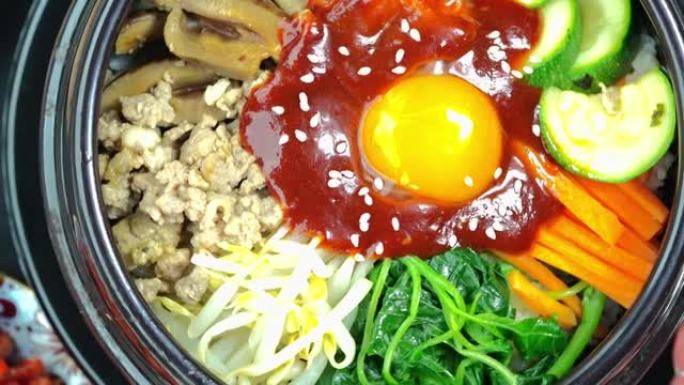拌饭配肉和什锦蔬菜，韩国辣沙拉配米饭传统的韩国食物，4k分辨率