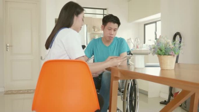 照顾者与坐在轮椅上的病人交谈并进行健康检查