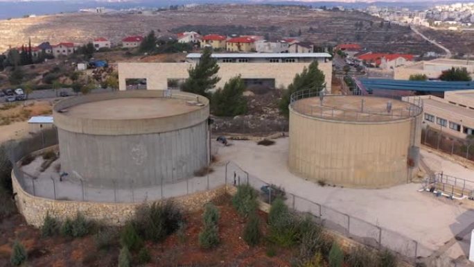 以色列耶路撒冷鸟瞰图中的大型水箱