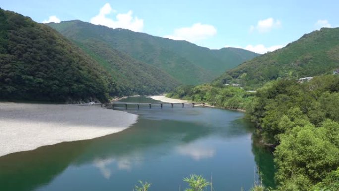 高知县四万十川的沉陷桥