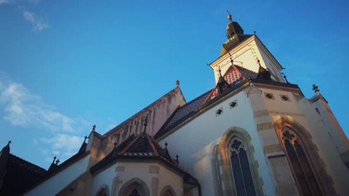 萨格勒布上城圣马克广场上的圣马克教堂，称为Gornij Grad-萨格勒布的历史部分，带有中年房屋和