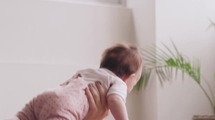 4k视频片段，一名妇女与婴儿一起参加瑜伽课