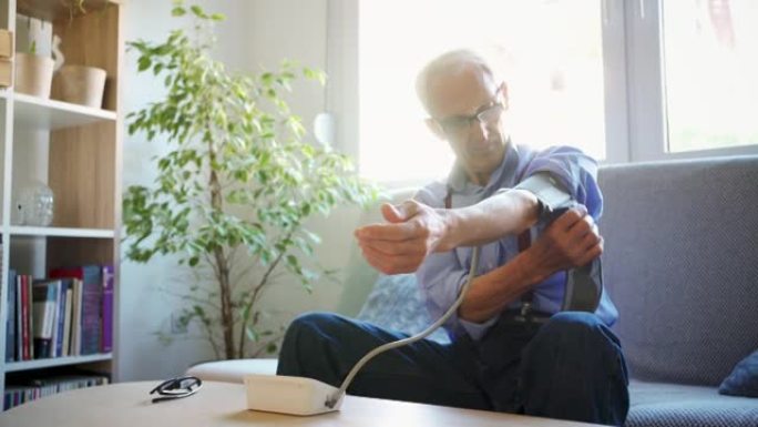 退休的白人男子在家中检查血压
