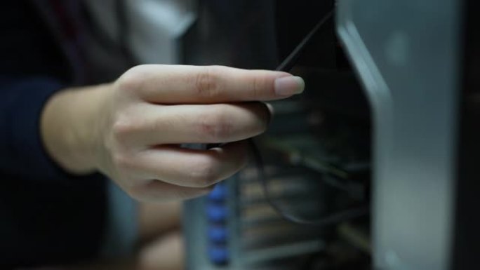 信息技术支持技术人员的慢动作手动检查电脑内部的布线电缆连接，以修复或升级数据中心服务器机房的性能，以