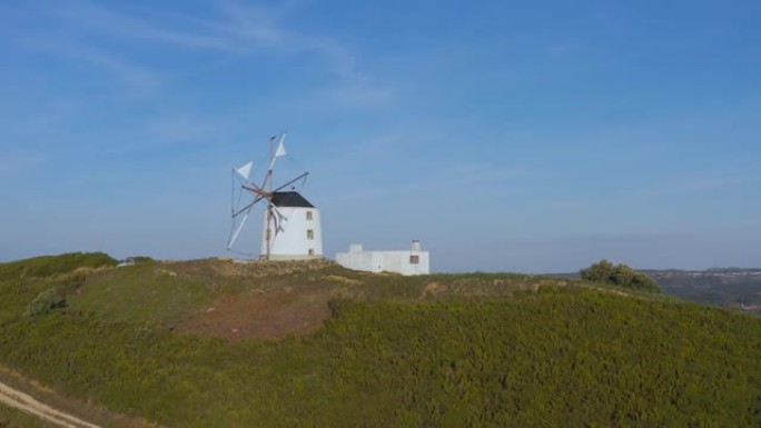 鸟瞰图古老的风车，葡萄牙。这是典型的风车，位于葡萄牙的山上。圆塔磨有四个用木头制成的梯形帆。四格框架