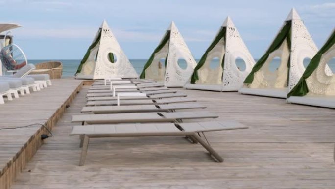 暑假海滩度假村，夏季有防晒的豪华躺椅